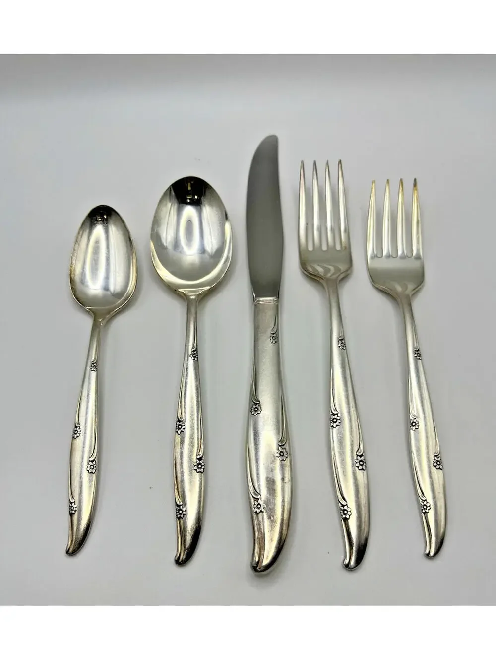 Oneida Community Silver Flower Vintage Silverplated Service for 8 with 47 pcs